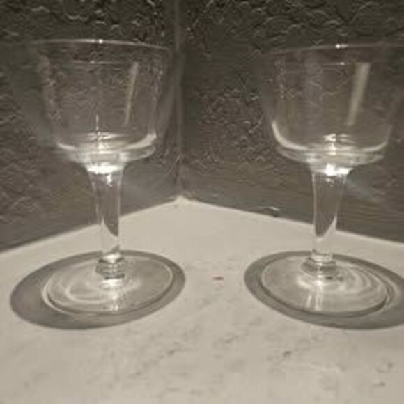 Set of Two Glass Cocktail Glsasse Coupe Glasses Barware - Picture 2 of 7